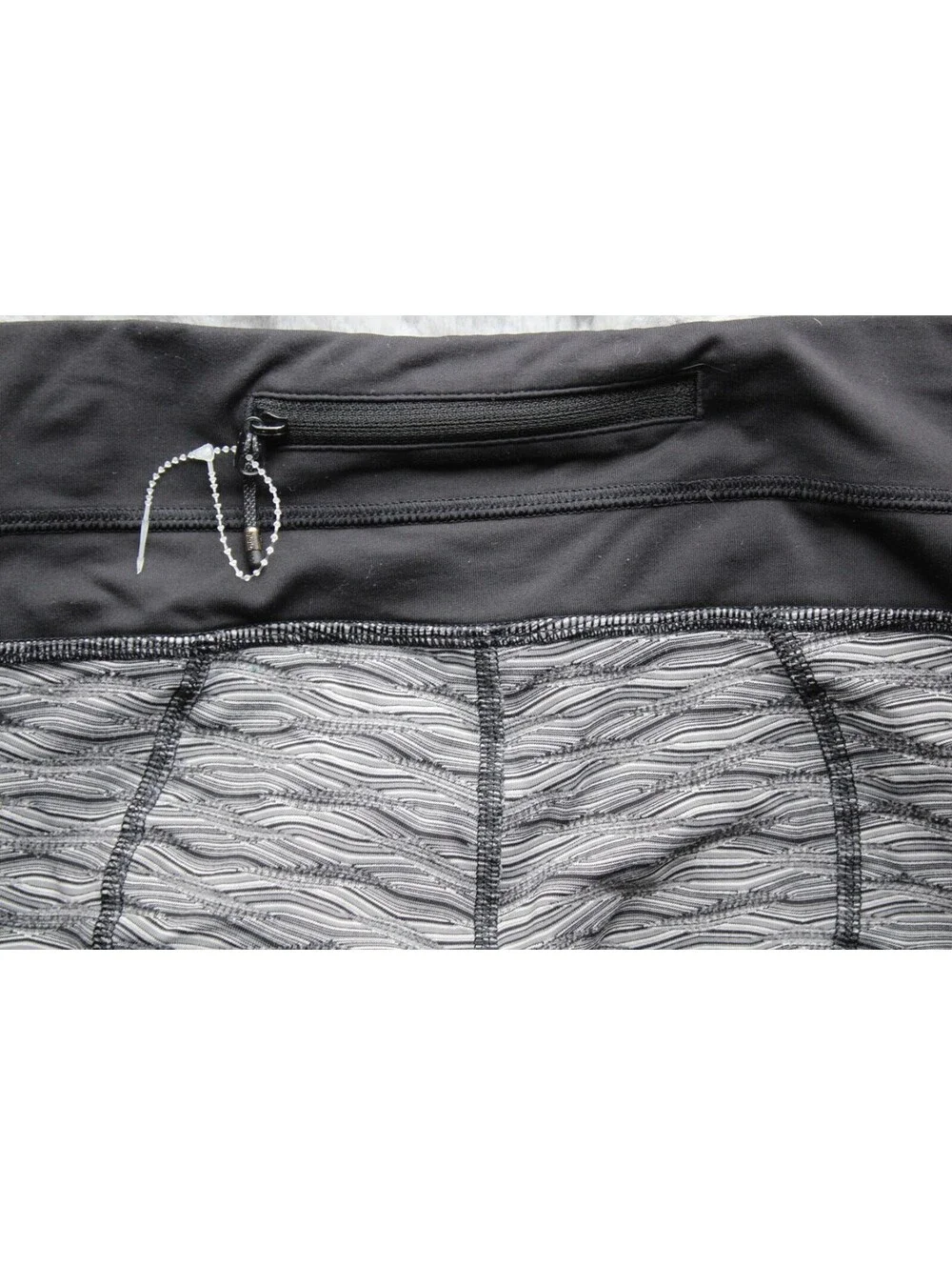 Lululemon  Black/Silver Textured Wave Run: Inspire Crop II All Luxtreme ~4~